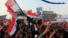 Les manifestants continuent samedi de demander la fin du pouvoir militaire place Tahrir au Caire où des échauffourées ont éclaté avec des policiers, à deux jours du début des élections législatives égyptiennes./Photo prise le 25 novembre 2011/REUTERS/Esam