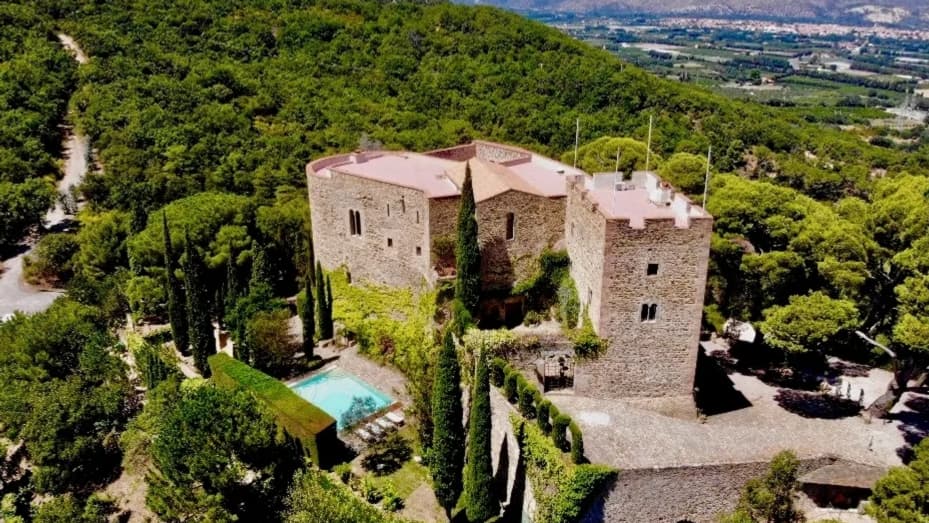 Ce château médiéval du 11ème siècle situé près de Perpignan a été vendu 3,25 millions d'euros par Sotheby's Realty. Ce château d’une surface de 645 m² compte 8 chambres et 18 pièces. Ce château médiéval du 11ème siècle situé près de Perpignan a été vendu 3,25 millions d'euros par Sotheby's Realty. Ce château d’une surface de 645 m² compte 8 chambres et 18 pièces.