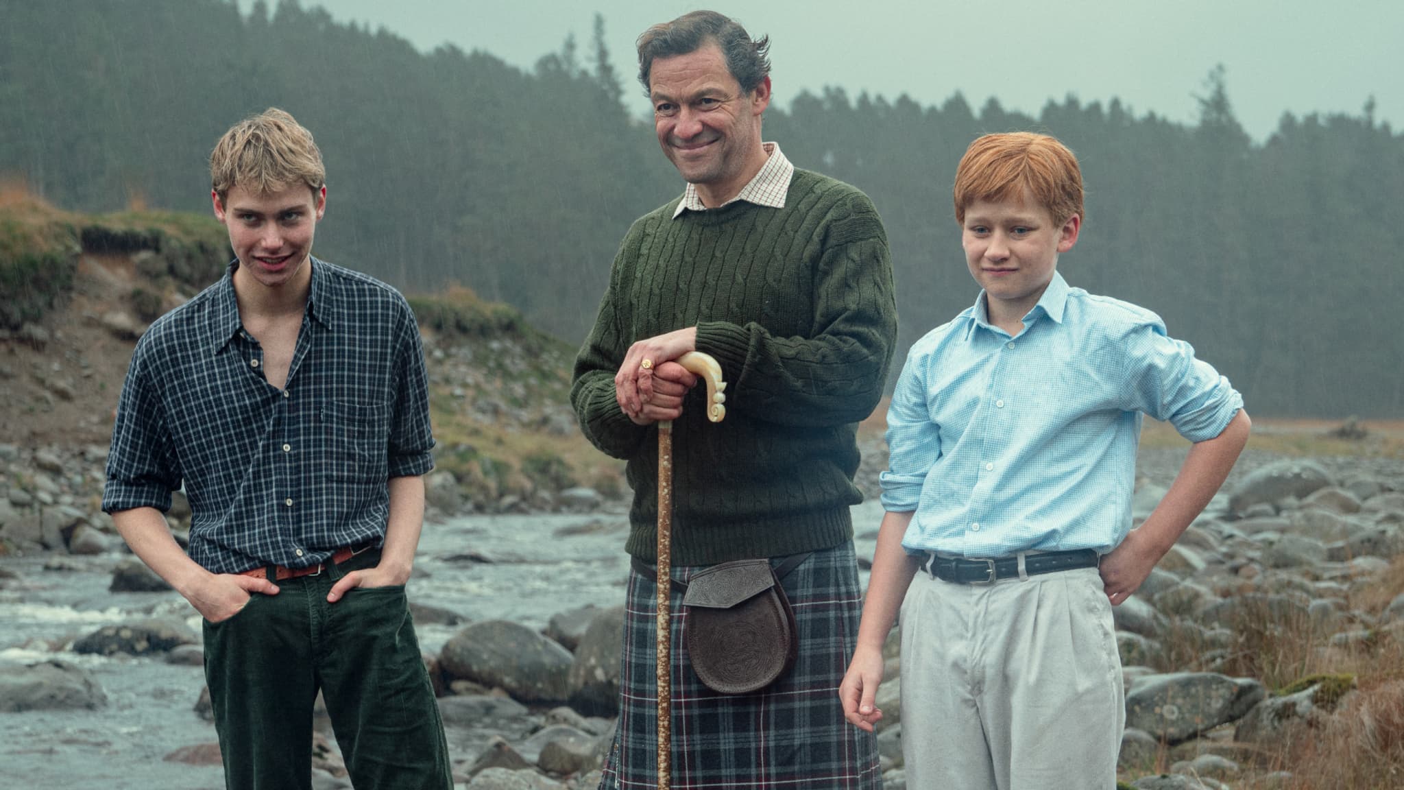 Dominic West (le prince Charles) entouré de Rufus Kampa (Prince William) et Fflyn Edwards (Prince Harry)
