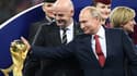 Le président russe Vladimir Poutine et le président de la FIFA Gianni Infantino, avant la remise du trophée de la Coupe du monde de football à la France, après sa victoire en finale face à la Croatie (4-2), le 15 juillet 2018 à Moscou