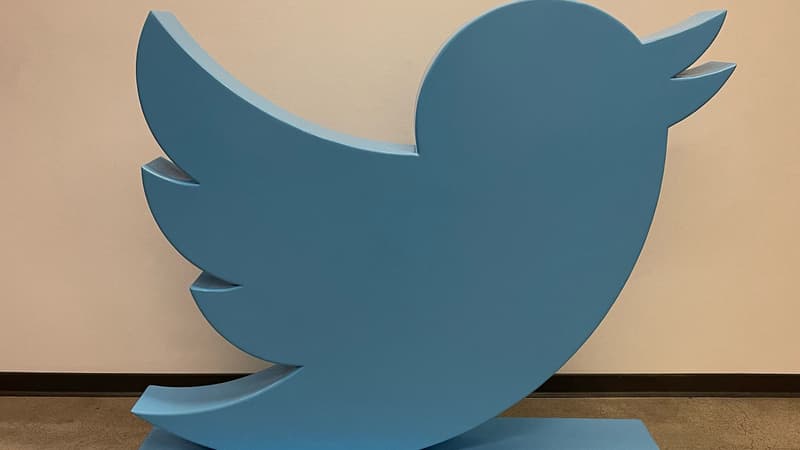 100.000 dollars pour une statue d'oiseau: la vente aux enchères de Twitter atteint des sommes folles