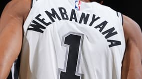 Le 24/11/2023, Victor Wembanyama a joué face aux Warriors avec un mauvais flocage sur son maillot noté "Wembanyana".