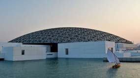 Le Louvre Abu Dhabi situé sur l'île de Saadiyat, aux portes d'Abu Dhabi, aux Emirats arabes unis