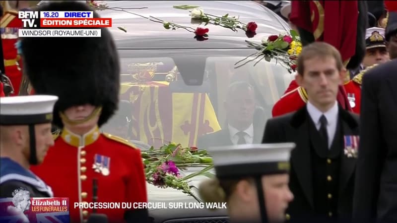Funérailles d'Elizabeth II: la procession du cercueil sur Long Walk à Windsor, accompagnée du son des cornemuses