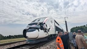 La motrice du TGV touchée par un arbre suite à une tornade sur la Bourgogne ce mercredi 31 juillet, tornade interrompant la circulation sur la LGV Sud-Est