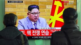 A Seoul, des passants regardent les voeux télévisés du leader nord-coréen, Kim Jong-Un, le 1er janvier 2018.