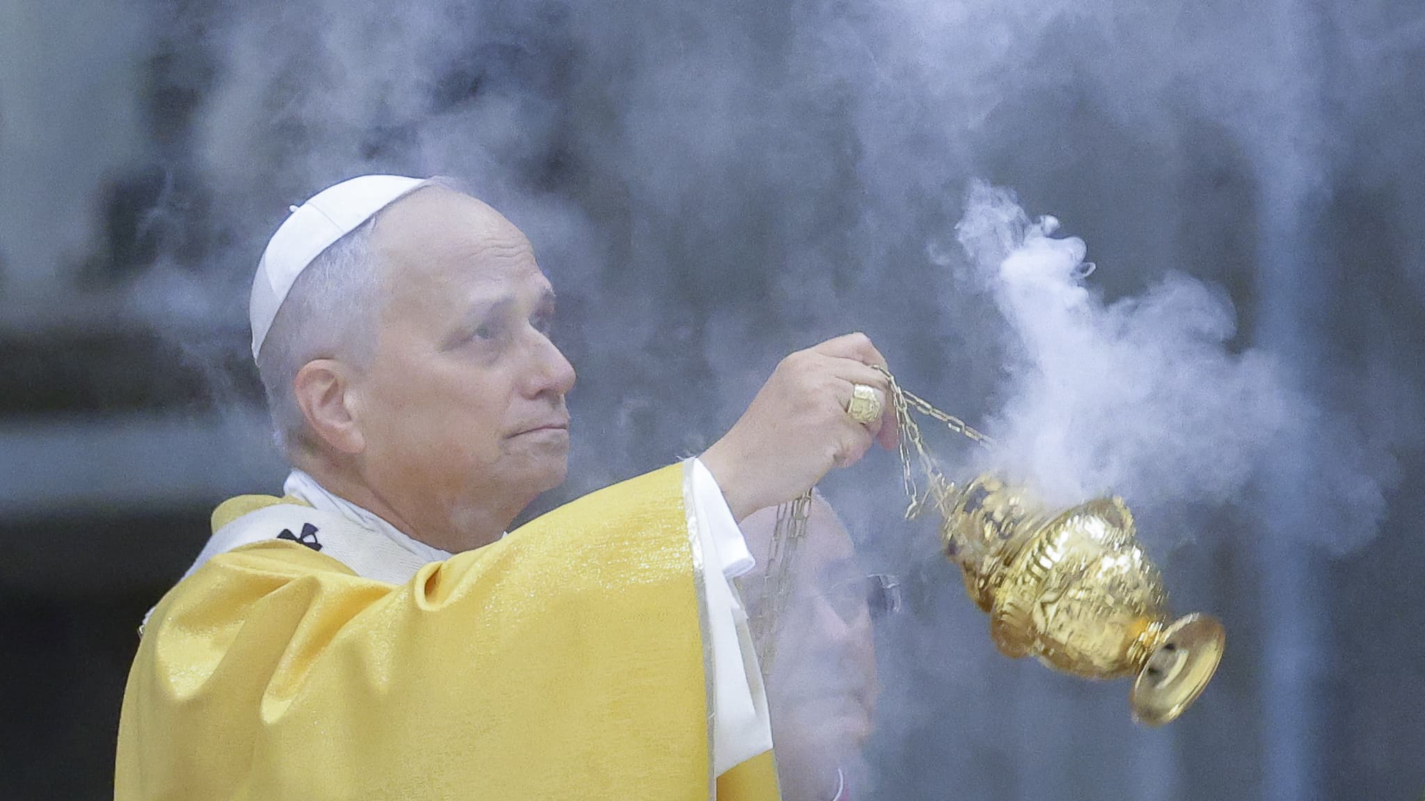Peu avant la messe, le pape américain est sorti sur le parvis de la place Saint-Pierre pour saluer les quelque 5.000 fidèles massés sous la pluie pour suivre la cérémonie sur écrans géants. Peu avant la messe, le pape américain est sorti sur le parvis de la place Saint-Pierre pour saluer les quelque 5.000 fidèles massés sous la pluie pour suivre la cérémonie sur écrans géants.