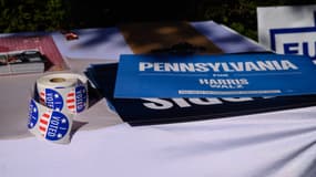 Des autocollants et une pancarte soutenant la candidate à l'élection présidentielle américaine Kamala Harris sont affichés devant le centre de vote du comté de Bucks à Doylestown, en Pennsylvanie, le 31 octobre 2024.