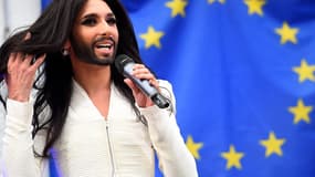 Conchita Wurst, le chanteur autrichien travesti, s'est produit ce mercredi en début d'après-midi devant le Parlement européen de Bruxelles.
