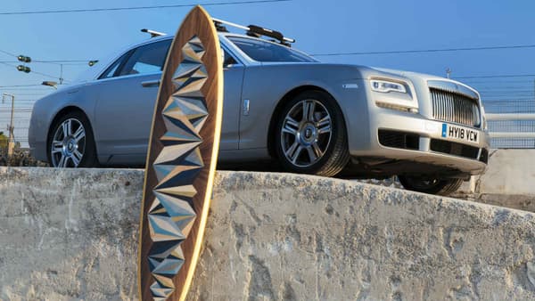 Cette planche de surf n'a pas été fabriquée directement par Rolls-Royce, mais par un spécialiste de la marqueterie de luxe.