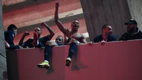 Les joueurs du PSG aux balcons du Parc des Princes après le match contre Dortmund ,le  mars 