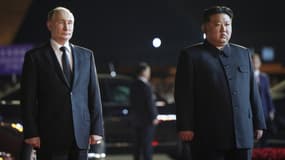 Sur cette photo de famille diffusée par l'agence d'État russe Sputnik, le président russe Vladimir Poutine (à gauche) se tient aux côtés du dirigeant nord-coréen Kim Jong Un (à droite) à l'aéroport de Pyongyang (Corée du Nord), le 19 juin 2024. (Photo d'illustration)