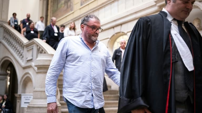 L'ex-anesthésiste Frédéric Péchier (au centre) marche derrière son avocat Me Randall Schwerdorffer, le 8 septembre 2025 à la cour d'assises de Besançon.