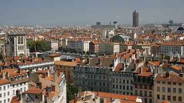 Les prix des logements anciens ont augmenté en moyenne de 0,3% au premier trimestre. Sur un an, les prix ont baissé de 1,4%, dont -1,1% pour les appartements et -1,6% pour les maisons. /Photo d'archives/REUTERS/Robert Pratta