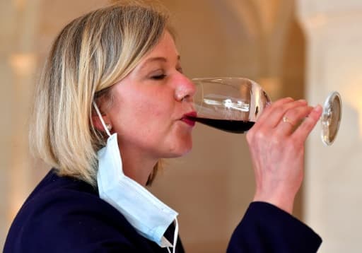Dégustation d'un vin par une professionnelle au château Montrose dans le domaine de Saint-Estephe, près de Bordeaux, le 4 juin 2020 Dégustation d'un vin par une professionnelle au château Montrose dans le domaine de Saint-Estephe, près de Bordeaux, le 4 juin 2020