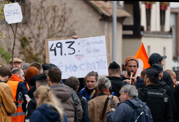 Des manifestants protestent contre la réforme des retraites avant la venue d'Emmanuel Macron à Muttersholtz (Bas-Rhin) ce mercredi 19 avril 2023.