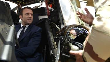 Emmanuel Macron à bord d'un hélicoptère Tigre