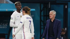 Didier Deschamps observe Paul Pogba et Antoine Griezmann