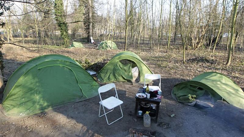 Campement de sans-domicile dans le parc de Vincennes. A moins d'un mois du premier tour de l'élection présidentielle, plusieurs associations caritatives ont lancé lundi un appel aux dix candidats en lice afin qu'ils entendent les "plus pauvres et les excl