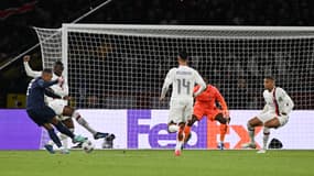 Kylian Mbappé marque pour le PSG contre l'AC Milan en Ligue des champions
