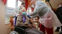 Edith Kwoizalla, 101 ans, résidente de ce centre situé à Halbertstadt, a été la première à recevoir le vaccin Pfizer-BioNTech