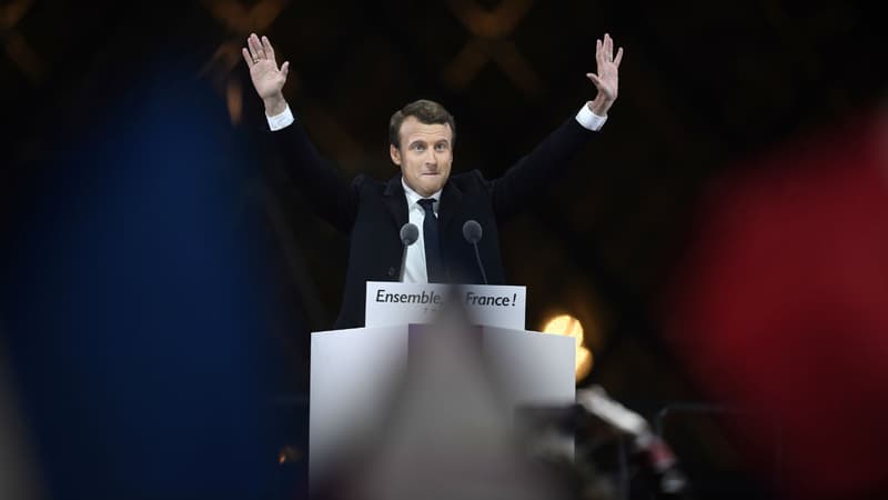 Emmanuel Macron après sa victoire à l'élection présidentielle, le 7 mai face à la pyramide du Louvre.