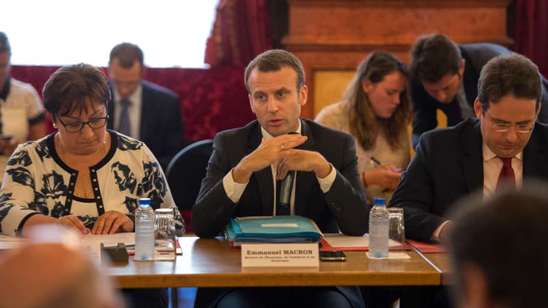 Le ministre de l'Économie Emmanuel Macron, la secrétaire d'État au commerce Martine Pinville, et celui en charge du tourisme, Matthias Fekl, le 25 juillet à Nice.
