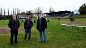 Gérard Keff (à gauche) pose sur la pelouse du complexe Aldo Platini, en 2021