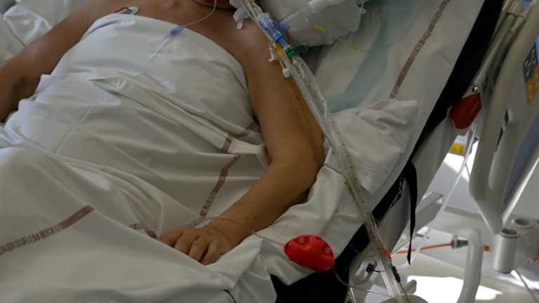 Un patient Covid hospitalisé en soins intensifs à l'hôpital de la Timone à Marseille le 5 janvier 2022.
