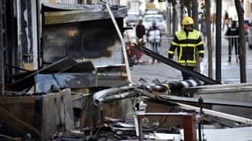 Un pompier devant un des immeubles brûlés à Saint-Laurent-de-la-Salanque, le 15 février 2022