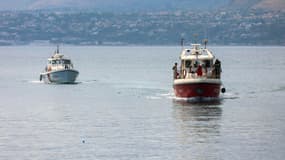 Un bateau des gardes-côtes et un des pompiers sur les lieux du naufrage d'un voilier au large de la Sicile, le 19 août 2024 (image d'archives)