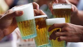 Face à la forte progression de l'alcoolisme, notamment chez les jeunes, l'Organisation mondiale de la santé (OMS) propose de taxer davantage les boissons alcoolisées et de mieux contrôler leur commercialisation. /Photo d'archives/REUTERS/Kham