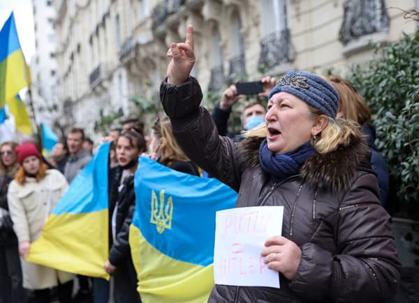 Des manifestants devant l'ambassade d'Ukraine à Paris ce jeudi.