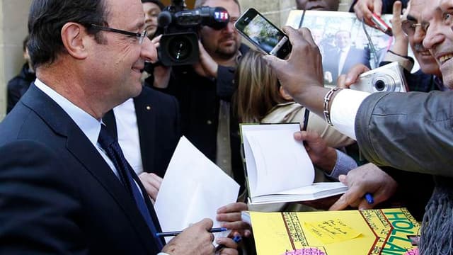 François Hollande s'est adressé une dernière fois lundi à ses "camarades" socialistes, qu'il a remerciés et appelés à oeuvrer pour lui donner une majorité "large, solide et loyale" lors des élections législatives de juin. /Photo prise le 14 mai 2012/REUTE