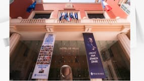 Le fronton de la mairie de Nice avec le visage d'otages israéliens ce jeudi 26 juin.