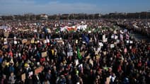Des personnes participent à une manifestation contre l'extrême droite à la Theresienwiese, à Munich, en Allemagne, le 8 février 2025.