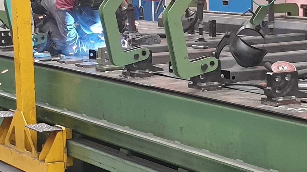 Un soudeur d'Alstom travaillant sur une plaque d'acier de la future motrice du TGV M
