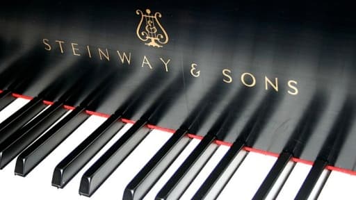 Depuis 160 ans, les pianos Steinway, très haut de gamme, sont fabriqués à 80% à la main par des artisans.
