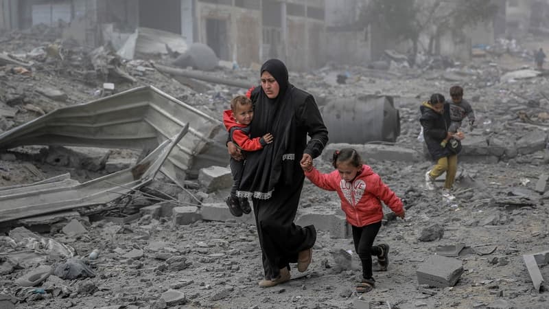 Des Palestiniens s'enfuient après une frappe israélienne à Gaza, le 18 mars 2024