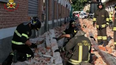 Capture d'image d'une vidéo diffusée le 24 juin 2020 par les pompiers italiens montrant une équipe de secours sur les lieux de l'effondrement d'un bâtiment industriel à Albizzate, dans le nord de l'Italie