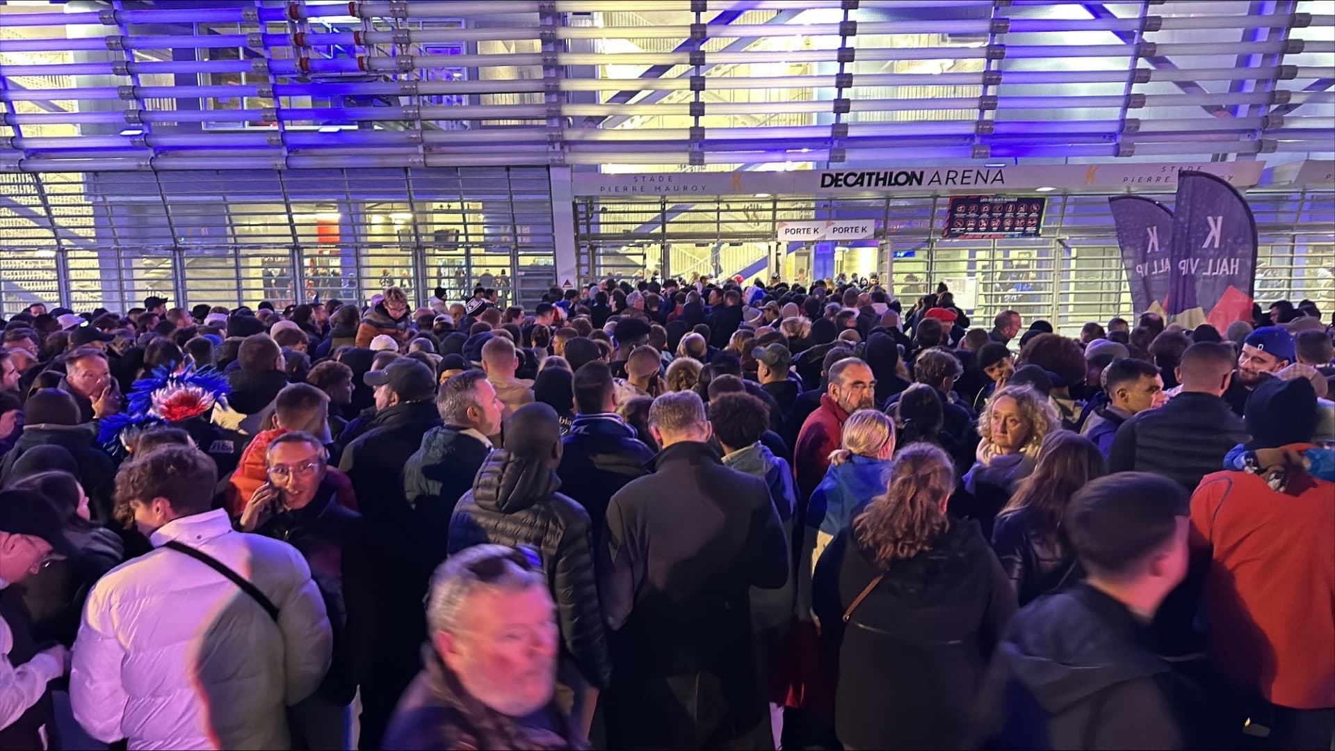 Le public à l'entrée du stade Pierre-Mauroy de Lille avant France-Ecosse, le 17 octobre 2023