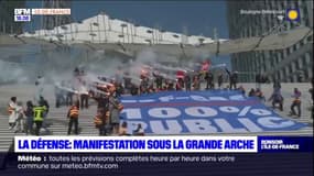 La Défense: manifestation sous la grande arche