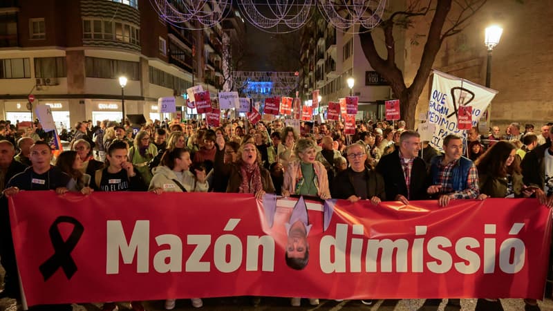 Inondations en Espagne: des milliers de personnes manifestent contre la gestion de la catastrophe par les autorités