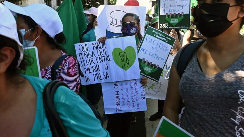 Des femmes participant à une manifestation à San Salvador pour réclamer la dépénalisation de l'avortement, le 28 septembre 2021.