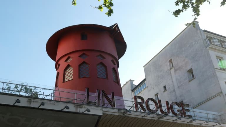 Le Moulin Rouge à Paris après que ses ailes et des lettres de la façade sont tombées dans la nuit sans faire de blessés, le 25 avril 2024