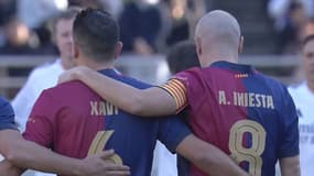 Andrés Iniesta et Xavi lors d'un match entre les légendes du FC Barcelone et celles du Real Madrid, le 15 décembre 2024 au Japon