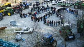Des agriculteurs ont pris position devant la cathédrale de Rodez en formant les lettres "SOS", le 27 novembre 2024