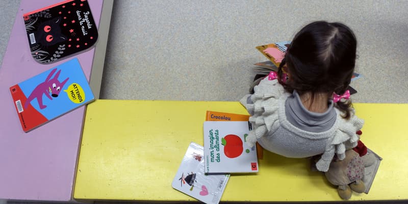 Enfant en classe de maternelle. (illustration)