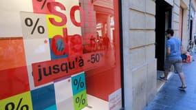 Un magasin affichant les soldes, le 24 juin 2015 à Bordeaux