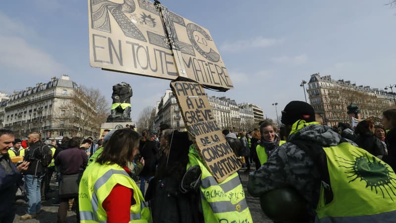 Rassemblement de gilets jaunes place Denfert-Rochereau à Paris, le 23 mars 2019 - FRANCOIS GUILLOT / AFP